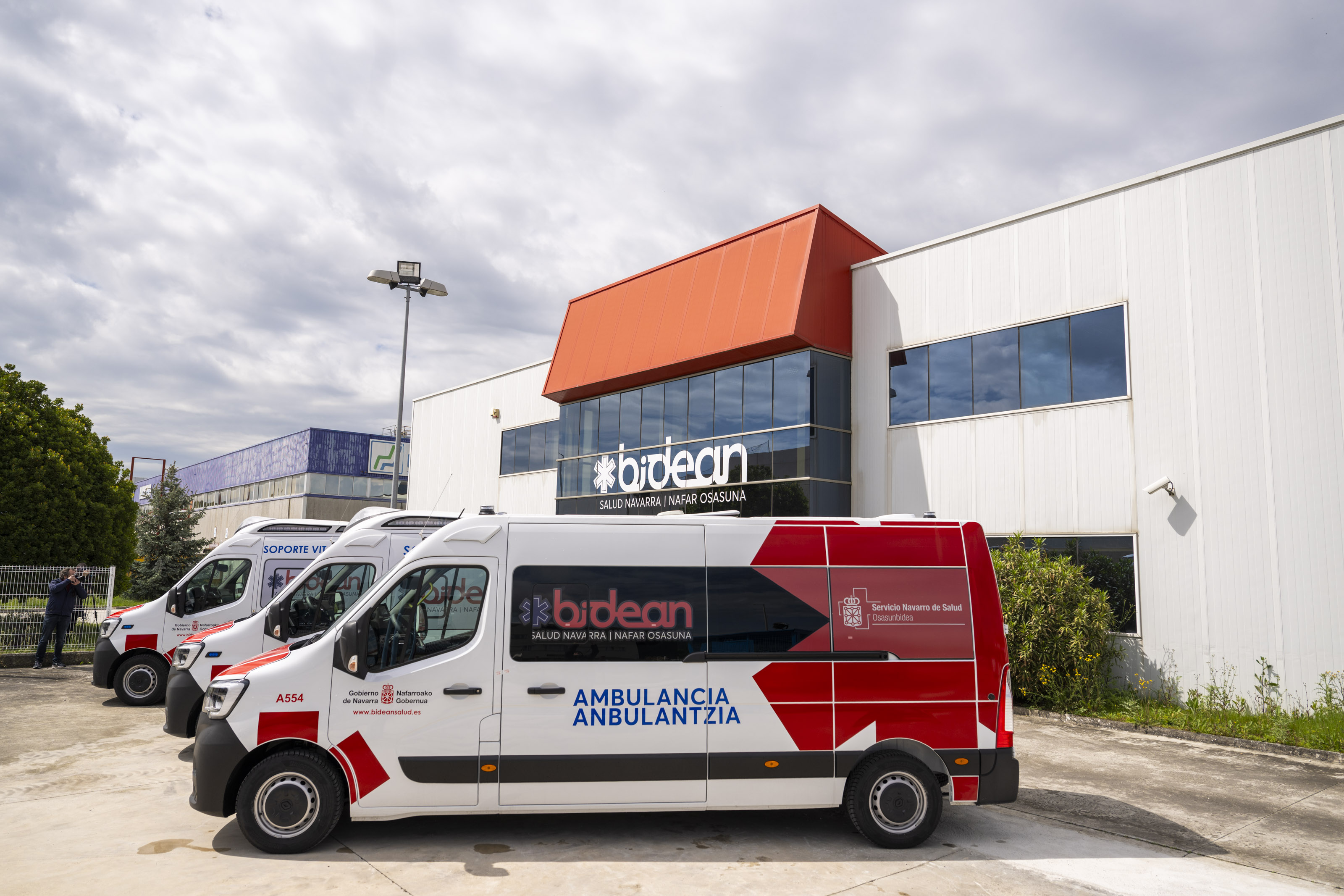 Ambulancias de Bidean en la puerta de la sede central en el polígono Agustinos de Pamplona Ambulancias de Bidean en la puerta de la sede central en el polígono Agustinos de Pamplona
