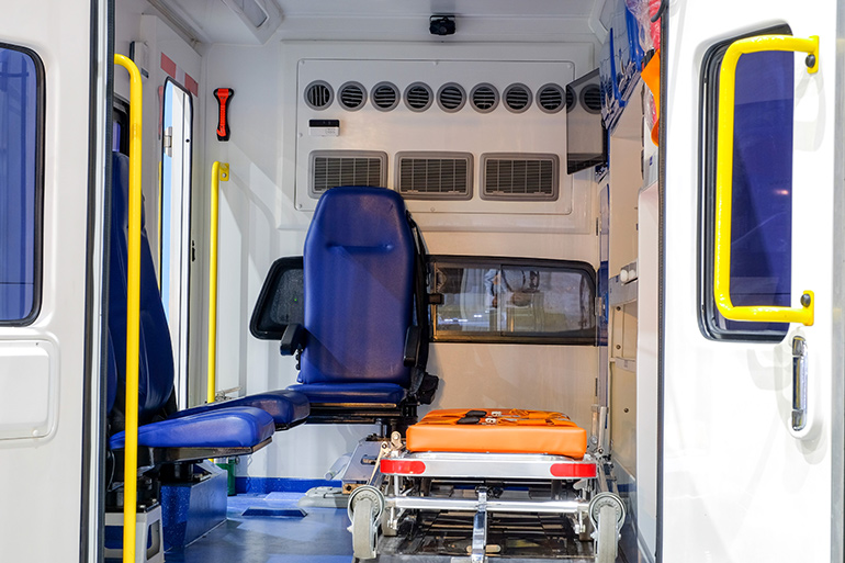 Fotografía del interior de una ambulancia.