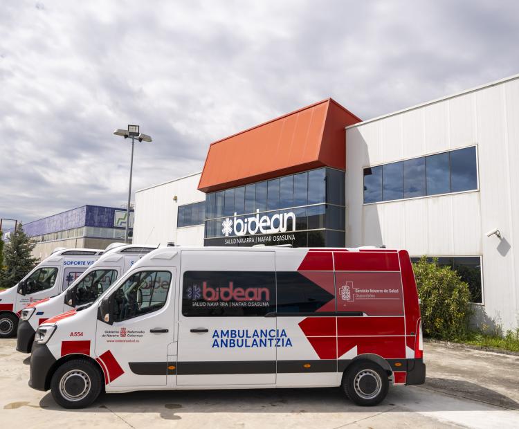 Ambulancias de Bidean en la puerta de la sede central en el polígono Agustinos de Pamplona