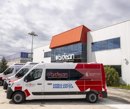 Ambulancias de Bidean en la puerta de la sede central en el polígono Agustinos de Pamplona