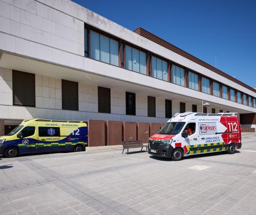 Ambulancias de Baztán-Bidasoa y Bidean en el exterior del Centro de Salud de Buztintxuri